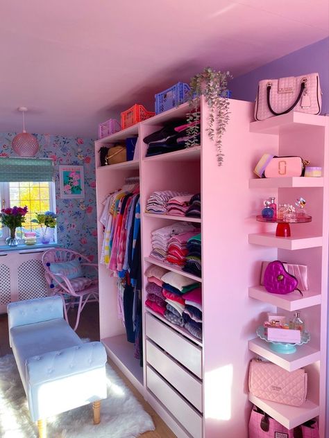 Pastel Wardrobe Furniture, Pink Wardrobe Bedroom, Pink Closet Aesthetic, Ideas Para Decorar Cuartos Pequeños, Pink Cupboard, Bedroom Cupboard Ideas, Wardrobe Painted, Bedroom Layouts For Small Rooms, Wardrobe Ikea