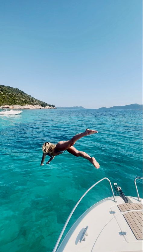 Croatia Boat Aesthetic, Greece Boat Pictures, Boat Summer Pictures, Photo On Boat, Boat Days Aesthetic, Boat Summer Aesthetic, Aesthetic Boat Pictures, Summer Boat Pictures, Boat Pictures Ideas