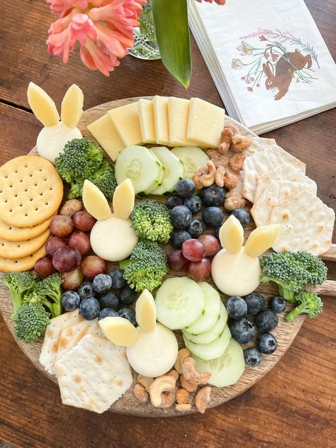 Rabbit Charcuterie Board, Kids Easter Decorations, Some Bunny Is One Birthday Food, Easy Easter Charcuterie Board, Easter Charcuterie Board Ideas Brunch, Bunny Themed Party Food, Bunny Party Food Ideas, Peter Rabbit Charcuterie Board, Some Bunny Is Turning One Food