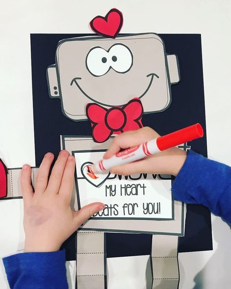 Natashas Crafts en Instagram: “❤️ 🤖 Love Robot craft and write! Make this craft with your students after reading “Robot in love” by T.L.…” Robot Writing, Valentine Robot, Robot Valentines, Craft For Students, Valentines Writing, Kindergarten Handwriting, Robot Craft, Handwriting Lines, Valentine Crafts For Kids