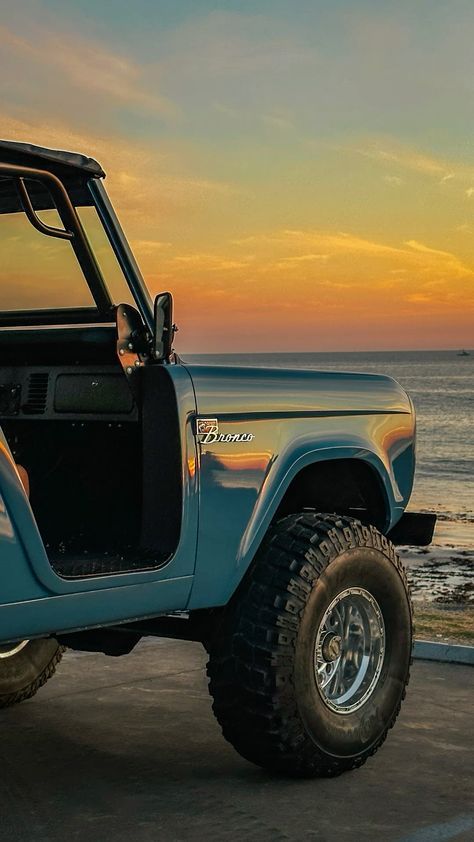 Classic Bronco Aesthetic, Ford Bronco Aesthetic Wallpaper, Bronco Wallpaper Iphone, Bronco Ford Aesthetic, Old Bronco Ford, Ford Bronco Wallpaper, Ford Bronco Old, Beach Bronco, Bronco Wallpaper