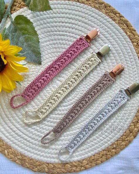 Stella dummy chain crochet Pattern PATTERN ONLY - Etsy Canadá Crochet Pacifier Holder, Crochet Pacifier Clip, Soother Holder, Granny Square Crochet Patterns Free, Dummy Clips, Crochet Bebe, Crochet Motifs, How To Purl Knit, Star Stitch