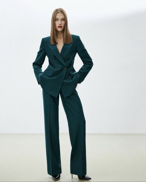 Dark Green Womens Suit Wedding, Emerald Green Suit Women, Prom Female Suits, Dark Green Suit Women, Womens Suits Wedding, Green Suit Women, Outfit Graduacion, Bridesmaid Suits, Suits Business