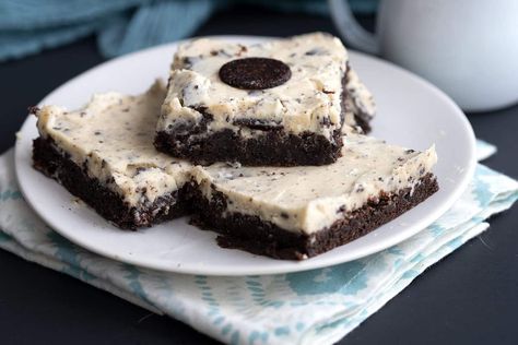 Keto Oreo Brownies Recipe Keto Squares, Keto Cookies And Cream, Cookies And Cream Brownies, Oreo Brownies Recipe, Cookies And Cream Frosting, Cookies And Cream Cheesecake, Cookie Crunch, Keto Bars, Low Carb Brownies