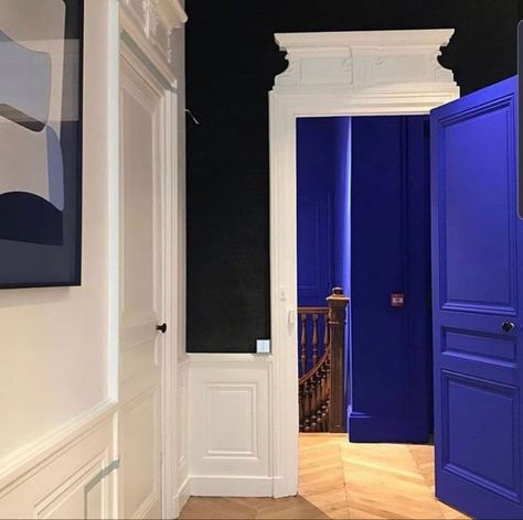 Cobalt Blue Bedrooms, Blue Interior Doors, Cobalt Blue Decor, Colour Blocking Interior, Painted Interior Doors, Painted Staircases, Yves Klein Blue, Yves Klein, Interior Design Color