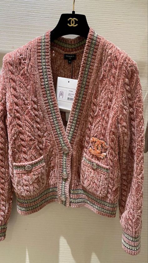 Chanel Sweater, Expensive Clothes, B Fashion, Knit Outerwear, Knitwear Fashion, Wardrobe Style, Casual Winter Outfits, Fashion Fits, Knit Outfit