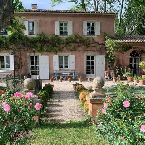 Enrica Stabile (@enricastabile) posted on Instagram: “provence #lastday #wishicouldstayforever #my lifeinprovence” • May 23, 2021 at 4:40pm UTC Country Home Magazine, My French Country Home, French Exterior, Stone Farmhouse, Bright Apartment, Charming House, Beaux Villages, French Country House, Luxury Holidays