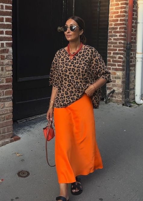 Orange Midi Skirt Outfits, Orange Skirt Outfit Ideas, Orange Shirt Outfit, Orange Skirt Outfit, Moda Safari, Chubby Girl Fashion, Orange Midi Skirt, 2025 Goals, Skirt Outfit Ideas