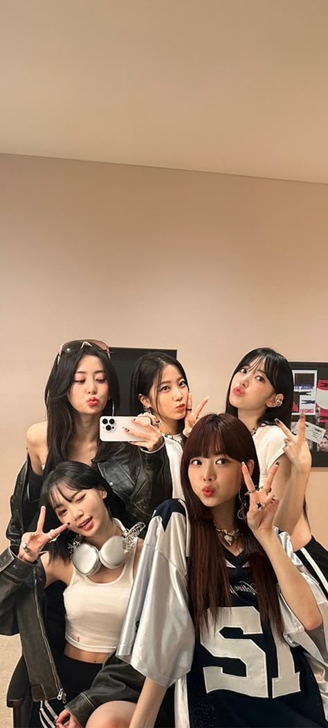 K Pop Le Sserafim, Le Sserafim Phone Wallpaper, Kpop Wallpaper Le Sserafim, Leserrafim Wallpaper, Le Sserafim Members, Kpop Le Sserafim, Le Sserafim Wallpaper, Lesserafim Wallpaper, Lee Sserafim