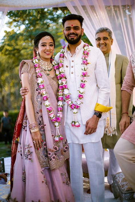 A Gorgeous Summer Lockdown Wedding With Soothing Pastel Decor And Couple Outfits Bride And Groom Garland Indian, Wedding Malai South Indian, Var Mala Indian Weddings, Rose Garland Wedding Indian, Rose Garlands Wedding Indian Flower, Flower Mala For Wedding, Garlands Wedding Indian Flower, Garland Wedding Indian, Jaimala Designs