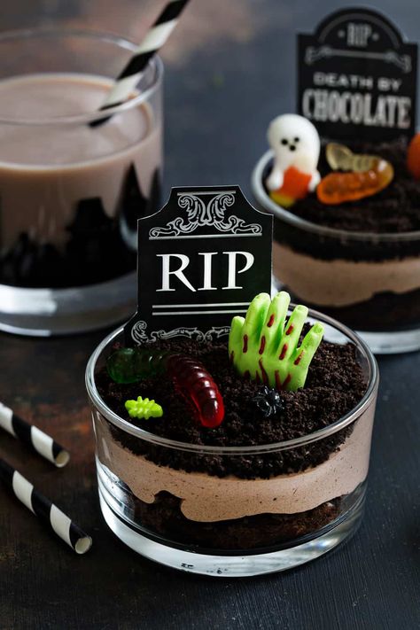 Brownie Dirt Pudding cups are a fun and delicious treat for Halloween. Easy and totally delicious. Dirt Cake Ideas, Gummy Worms Recipe, Dirt Pudding Recipe, Dirt Cake Cups, Dessert Dress, Flan Pudding, Dirt Pudding Recipes, Graveyard Decorations, Dirt Pudding Cups