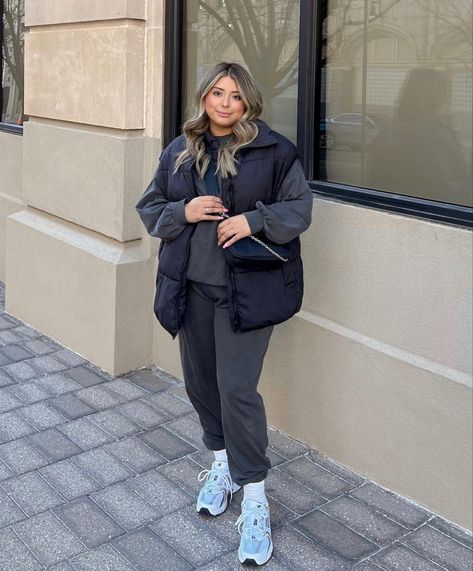 Casual Outfits Midsize Winter, Autumn 2023 Midsize Fashion, Midsize Snow Outfit, Cold Outfits Midsize, Autumn Winter Outfits Plus Size, Plus Rainy Day Outfit, Plus Size Fall Mom Outfits, Winter Athleisure Outfits Midsize, Puffer Vest Outfit Midsize