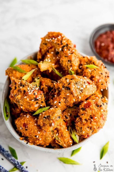 This Bang Bang Broccoli is crispy, sweet & spicy and tossed in a creamy spicy mayo sauce! It's pretty easy to make, and tastes phenomenal! Bang Bang Broccoli, Vegan Cauliflower Wings, Jessica In The Kitchen, Clean Eating Grocery List, Cauliflower Wings, Vegan Asian, Vegan Cauliflower, Cauliflower Bites, Low Carb Vegan