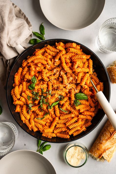 Fusilli alla Vodka - Balance With Jess Pasta A La Vodka, Fusilli Pasta Recipe, Pasta Alla Vodka, Spicy Pasta, Vodka Pasta, Alla Vodka, Fusilli Pasta, Creamed Onions, Italian Recipes Easy