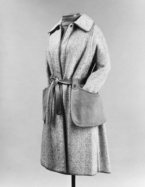 Ensemble by Bonnie Cashin, spring/summer 1973.  Wool tweed coat with leather binding and trim for Sills. This photo shows the functional use of the detachable side pockets. Bonnie Cashin, Fashion Institute, American Fashion Designers, Tweed Coat, Clothing Details, Outfit Look, Moda Vintage, Mode Vintage, Mode Inspiration