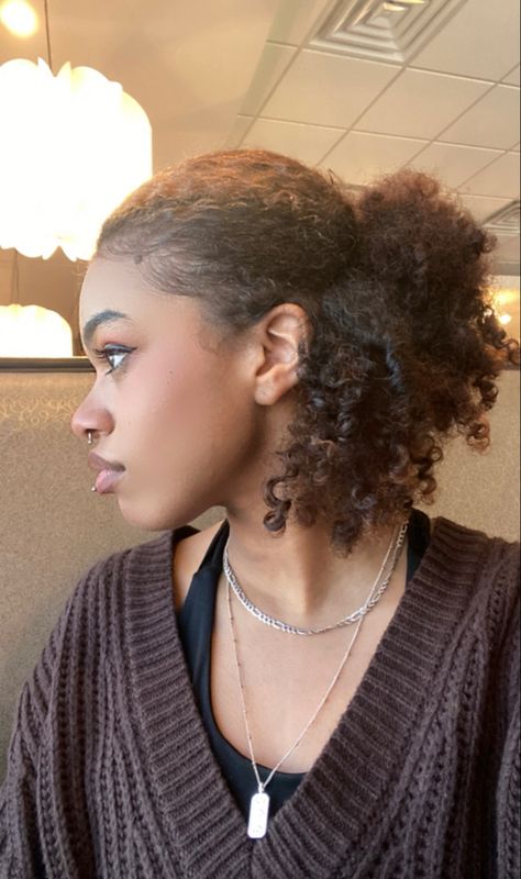 #blackgirlshairstyles #curly #curlyhairstyles #curlyhairideas #curls #sideprofileselfie #afrolatina #aesthetic Afrolatina Aesthetic, 4a Curls, Curly Hair Half Up Half Down, 3c Curly Hair, 4a Hair, Afro Latina, Curly Hair Photos, Hairdos For Short Hair, Face Card