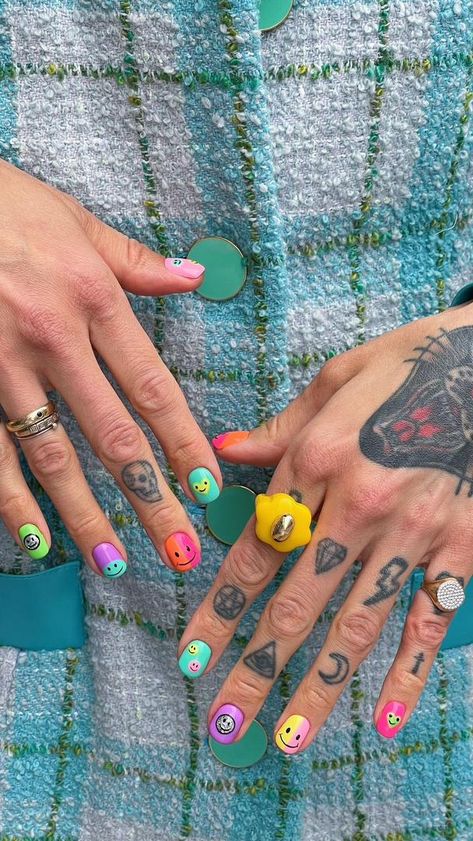 Happy Nail Art, Maximalist Short Nails, Happy Nails Designs, Short Maximalist Nails, Smiley Nail Art, Nail Inspo Neutral, Neutral Summer Nails, Summer French Tips, Funky Summer Nails