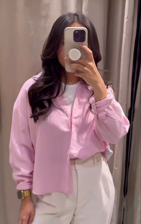 Pink Shirt With White Pants, Pink Shirt White Pants Outfit, White Pants Pink Top Outfit, Pink Chemise Outfit, Outfit Chemise Rose, Rose Shirt Outfit, Pink Shirt Outfit Aesthetic, Pink Top White Pants, Blue Denim Shirt Outfit