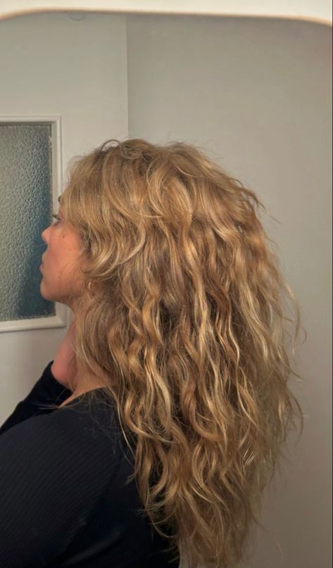 Shaggy Blonde Hair Long Shag, Dimensional Blonde Natural Curly Hair, Haircut For Curly And Straight Hair, Medium Length Haircut For Thick Hair Long Layered Blonde, Wispy Curtain Bangs Fine Hair, Wolfcut Hair Long Blonde, Kate Hudson Curly Hair, Messy Crimped Hair, Blond Perm