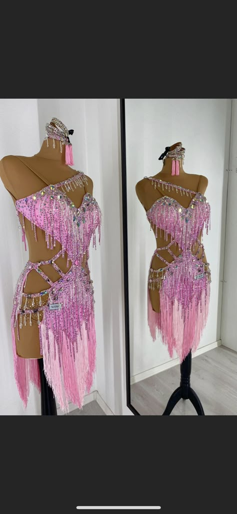 Samba Dance Outfit, Latin Dance Outfit, Popstar Outfit, Pink Dance Costumes, Ballroom Dance Outfits, Danza Latina, Salsa Costume, Samba Dance, Bellydance Costume