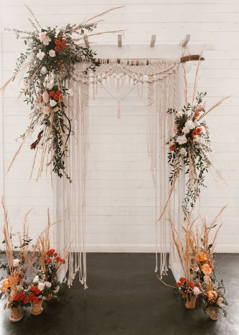 Photos: @haleymcelroy.co⁠ Brides of Oklahoma FEATURED vendors:⁠⠀ Venue: @810ranchandcattleco⁠⠀ Florals: @theflowershoppryor⁠ #bridesofok #oklahomawedding #bohowedding #boho #southwesternwedding #southwesterninspiration #romanticwedding #moodywedding #styledshoot Macrame Wedding Arch, Macrame Arch, Boho Wedding Colors, Macrame Wedding Decor, Southwestern Wedding, Macrame Wedding Backdrop, Boda Diy, Wedding Alters, Bohemian Style Wedding