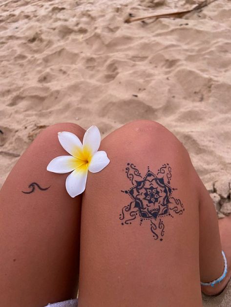 Island Inspired Tattoos, Island Tattoos, Floral Back Tattoos, Abstract Tattoo Ideas, Small Back Tattoos, Cute Henna Tattoos, Animal Tattoo Ideas, Cute Henna, Cool Wrist Tattoos