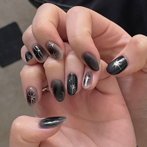 Airbrush Nail Designs Black, Black Nail Styles Short, Black Gel Nails With Chrome, Dark Nail Designs Simple, Airbrush Black Nails, Nail Art Gothic Dark Beauty, Short Gothic Nails Acrylic, Black Douyin Nails Short, Dark Nails For Summer