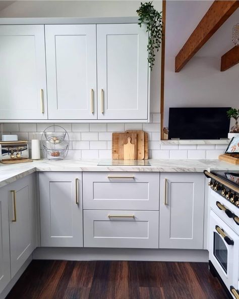 Howdens Chelford Dove Grey, Chelford Dove Grey Kitchen, White Marble Worktop Kitchen, Chelford Kitchen, Dove Grey Shaker Kitchen, Howdens Chelford, Kitchen Howdens, Dove Grey Kitchen, Grey Kitchen Ideas