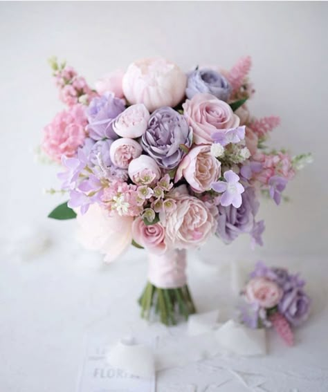 Lilac Purple Wedding, Lilac Wedding Themes, Bouquet Ideas Wedding, Pink Purple Wedding, Lavender Wedding Theme, Pastel Wedding Theme, Purple Wedding Bouquets, Purple Wedding Theme, Silk Wedding Bouquets