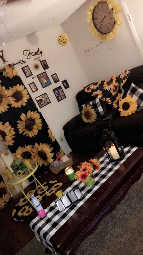 Sunflower Living Room Decor Grey And Sunflower Living Room, Sunflower Theme Living Room, Sunflower Decorations Home Living Room, Sunflower Room Decor Ideas, Sunflower Living Room Ideas, Sunflower Living Room Decor, Sunflower House Decor, Diy Sunflower Decor, Sunflower Bedroom Ideas