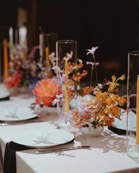 Kumiko & Tausif’s Ikebana-style flower arrangements created by Britlyn Simone Floral still have us swooning! The Japanese floral designs, chosen to represent the bride’s Japanese background, also included hand-folded origami paper cranes. The groom’s Bagladeshi background was reflected in the color palette of pinks and oranges to represent décor often worn by Bengladeshi brides. The couple also paid homage to their current home in Hawaii with Hawaiian florals on their cake topper and Hawai... Ikebana Table Setting, Tennis Floral Arrangement, Japanese Table Decorations, Japandi Wedding Style, Japanese Wedding Aesthetic, Ikebana Flower Arrangement Wedding, Japanese Table Setting Decor, Ikebana Wedding Centerpieces, Japanese Wedding Table