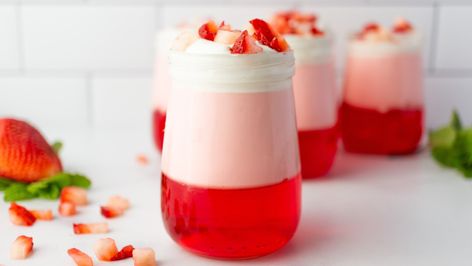 Jell-O parfaits with cool whip are an easy and refreshing dessert for any occasion and for kids of all ages. Use whatever flavor you like for this recipe. Jello Parfait, Parfait Recipe, Jello Desserts, Parfait Recipes, Make Ahead Desserts, Thai Dessert, Jello Recipes, Refreshing Desserts, Jell O