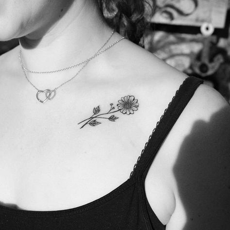 Daisy Tattoo Collar Bone, Sunflower Tattoo Collar Bone, Tattoo Ideas Collar Bone, Bone Tattoo Ideas, Collar Bone Tattoo Ideas, Sisters Tattoos, Collar Bone Tattoos, Collar Bone Tattoo For Men, Minimal Inspiration