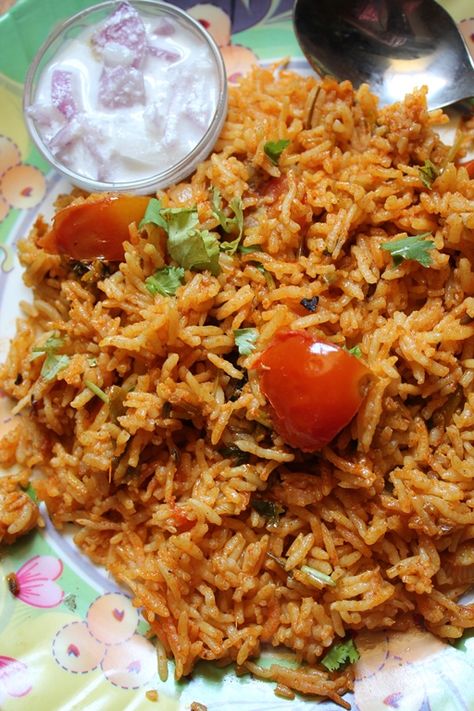 Tomato Biryani Recipe - Thakkali Biryani Recipe - Biryani in Rice Cooker Tomato Rice Recipe, Recipe Tomato, Indian Rice Recipes, Rice Cooker Recipes, Indian Rice, Tomato Rice, Biryani Recipe, Indian Food Recipes Vegetarian, Indian Cooking