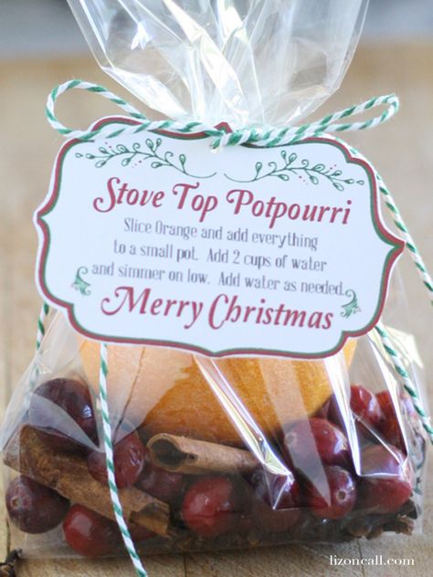 Stove Top Potpourri recipe with free printable.  Perfect Christmas gift for neighbors. - lizoncall.com Christmas Gift For Neighbors, Potpourri Recipe, Stove Top Potpourri, Potpourri Recipes, Christmas Neighbor, Neighbor Christmas Gifts, Stovetop Potpourri, Neighbor Gifts, Homemade Christmas Gifts