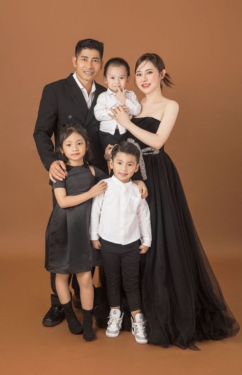 Glam Family Photoshoot, Family Photo Studio, Family Potrait, Family Studio Photography, Family Photoshoot Poses, Family Portrait Poses, Wedding Photoshoot Props, Photoshoot Studio, Family Posing