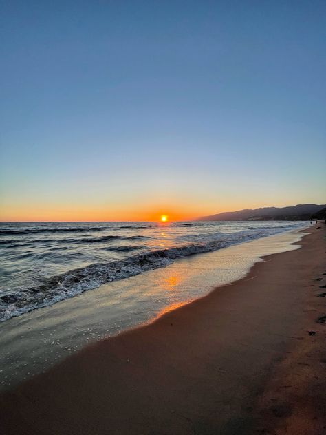 sunsets, sunset, california, beach, pretty, wallpaper Aesthetic Pictures Of The Beach, Sky Asthetics Photos, Pretty Sunset Pictures, Pretty Beach Sunset, Pretty Settings, Sunsets Wallpapers, Aesthetic Wallpaper Beach, Cute Sunsets, Aesthetic Sunset Wallpaper