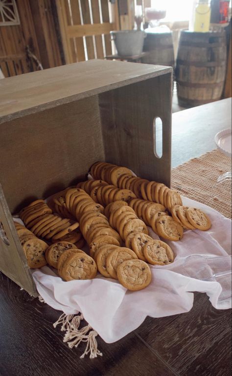 Cookie Bar Party Display, Cookie Arrangement Dessert Tables, Cookie Bar Display Wedding, Bridal Shower Cookie Display, Cookie Display For Party, Cookie Arrangement Ideas, Chocolate Chip Cookies Wedding Display, Diy Cookie Stand, Cookie Party Display Ideas