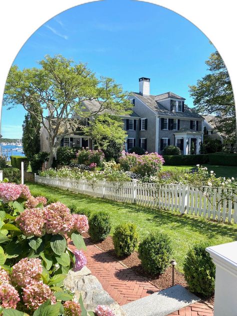 Costal Grandma House Exterior, House In Massachusetts, Nantucket Mom Aesthetic, Nantucket Aesthetic House, Hamptons Itinerary, Nantucket Summer Aesthetic, Nantucket Wedding Aesthetic, Nantucket Mansion, Hamptons Shopping