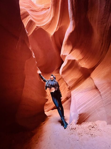 5 things to know before visiting Antelope Canyon, Arizona Antelope Canyon Picture Ideas, Antelope Canyon Photoshoot, Canyon Picture Ideas, Grand Canyon Picture Ideas, Canyon Photoshoot, Grand Canyon Pictures, Utah Outfits, Photo Moodboard, Vegas Aesthetic