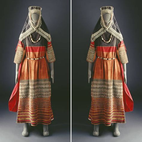 Traditional Middle Eastern clothing. Part 1.  #Jahdaly Tribe.  Jahdaly women’s clothing is made of locally dyed red and brown imported… Middle East Clothing, Middle Eastern Clothing, Middle Eastern Fashion, Western Outfits Men, Desert Fashion, Black Dress Outfits, Hijab Dress, Historical Dresses, Fashion Stylist