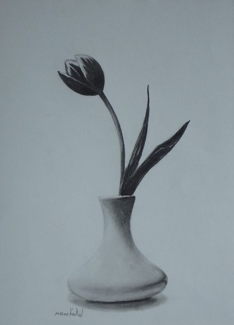 Shading Sketches, Drawing Vases, Shaded Drawings, Easy Still Life Drawing, Vases Drawing, Flower Sketch Pencil, Flower Vase Drawing, Vase Drawing, Easy Pencil Drawings