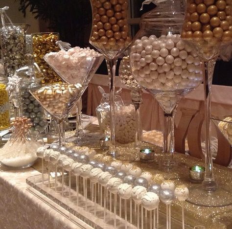 Candy bar! Elegant Candy Bar, Wedding Arab, Vintage Candy Bar, Gold Candy Bar, Vintage Candy Bars, Birthday Desert, Champagne Wedding Colors, Wedding Shower Cakes, White Wedding Decorations