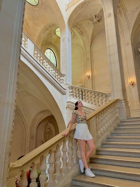 How To Pose In Museum, Guggenheim Museum Photoshoot, Photos In Museum Aesthetic, Poses For Museum Pictures, Louvre Museum Picture Ideas, Italian Museum Aesthetic, Museum Photography Ideas, Isabella Stewart Gardner Museum Photoshoot, Museum Aesthetic Pictures