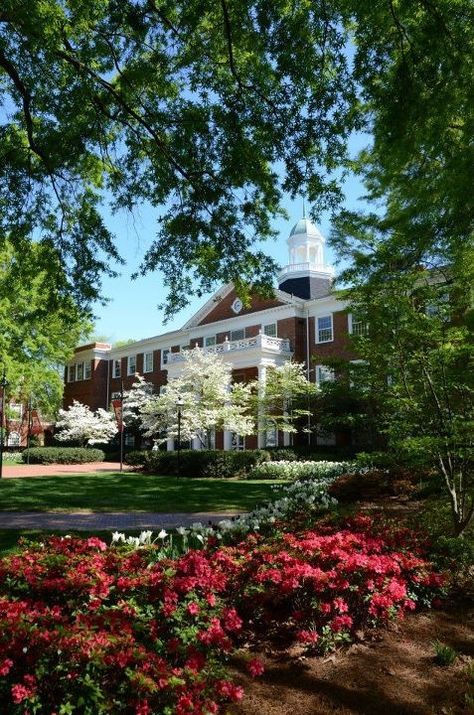 Elon University - so gorgeous! Elon University Aesthetic, Lillian Aesthetic, College Announcements, Boarding School Aesthetic, Elon University, College Vision Board, College List, Dream College, Dorm Life