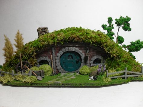 Hobbit House 1/4 inch scale Hobbit House Plans How To Build, Miniature Hobbit House, Hobbit Fairy Garden, Ceramic Hobbit House, Mini Hobbit House, Hobbit Miniatures, Hobbit House Minecraft, Hobit Houses, Hobbit Houses Diy