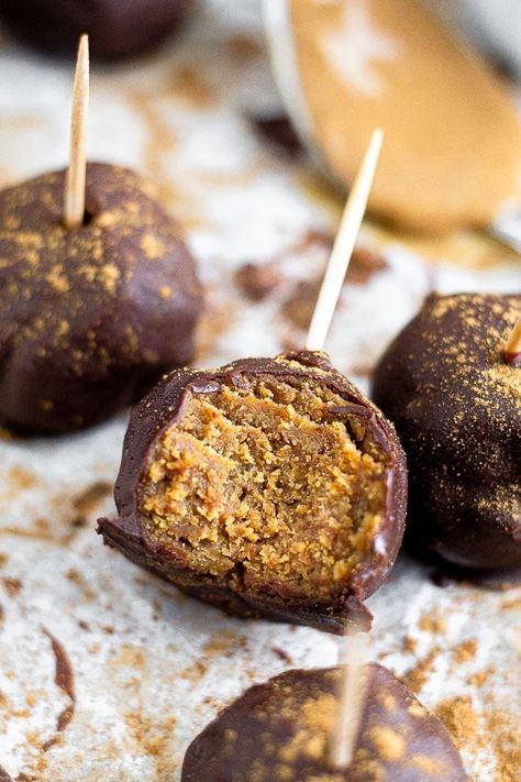 Healthy Pumpkin Protein Cake Pops Healthy Cake Pops Recipe For Kids, Healthy Cake Pops Recipe, Pumpkin Pie Cake Pops, Paleo Cake Pops, Protein Cake Pops, Healthy Cake Pops, Pumpkin Cake Balls, Fall Cake Pops, Pumpkin Cake Pops