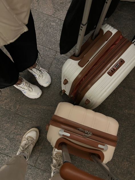 Suitcases Aesthetic Travel, Suit Cases Aesthetic, Suit Cases Travel Cute, Travel Suitcase Aesthetic Airport, Brown Luggage Aesthetic, Suit Case Travel Luggage Sets, Malas Aesthetic, Beige Aesthetic Travel, Suit Case Aesthetic