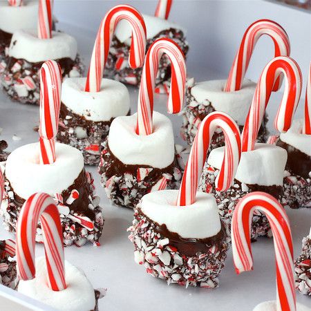 Candy Cane Recipe, Easy Christmas Party, Christmas Candy Easy, Peppermint Marshmallows, Christmas Food Treats, Christmas Candy Recipes, Marshmallow Pops, Christmas Party Food, Mini Marshmallows