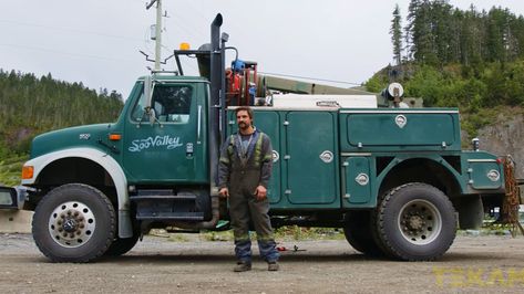 Just Listen to This Extremely Remote Canadian Mechanic Talk About His Work Truck Mechanics Service Truck, Vintage Mechanics, Truck Mechanic, Service Truck, Boom Truck, Garage Accessories, Sell Car, Work Truck, Car Guys